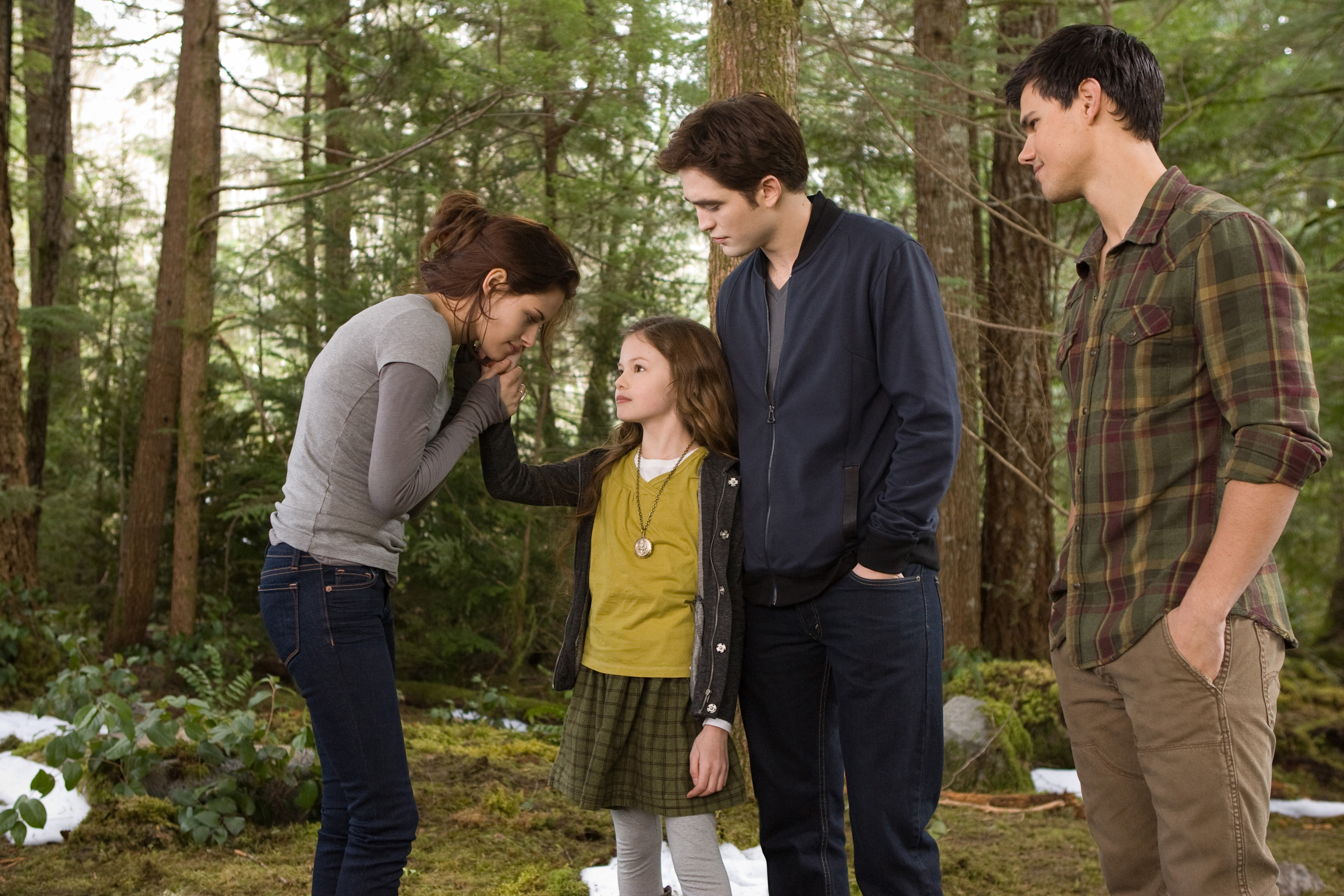 Taylor Lautner com Kristen Stewart, Robert Pattinson e Makenzie Foy em cena de Amanhecer - parte II